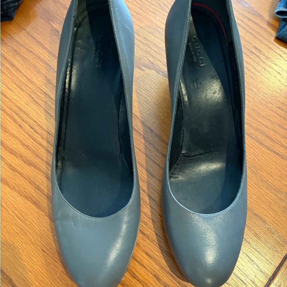 Gucci Women's Elegant Gray Leather Heels